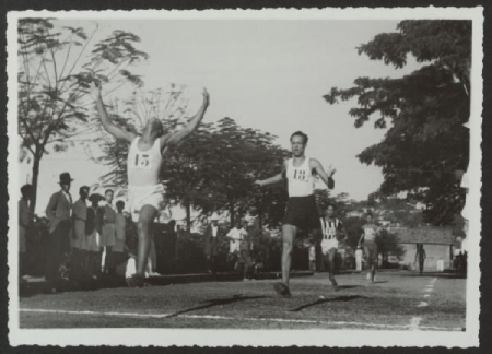 Arrivée d’une course de sprint en Martinique (Fort-de France) vers 1945-1947, par Diédad (Raoul), FR ANOM 31Fi52/208.