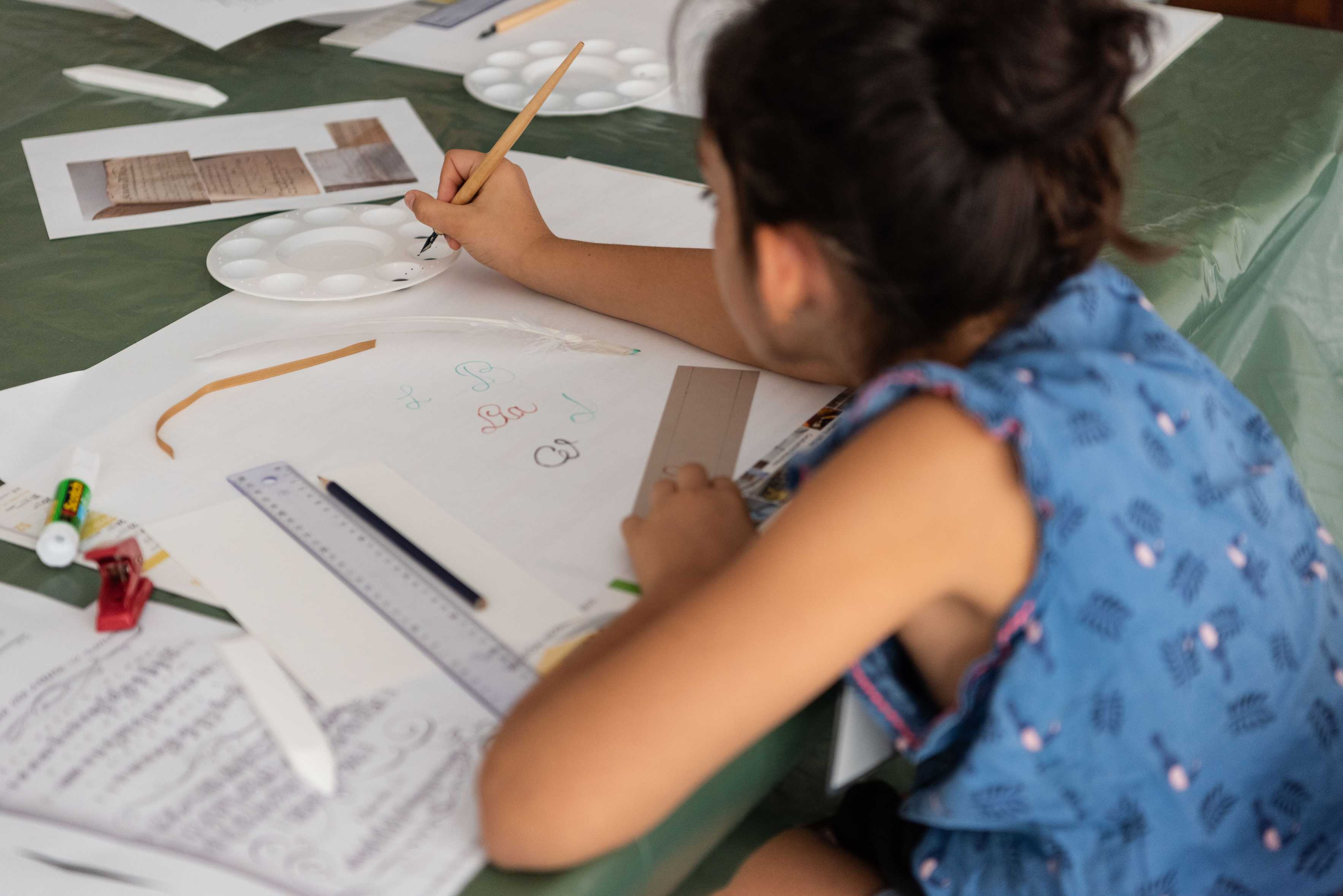 Atelier decalligraphie aux Archives nationales d'outre-mer