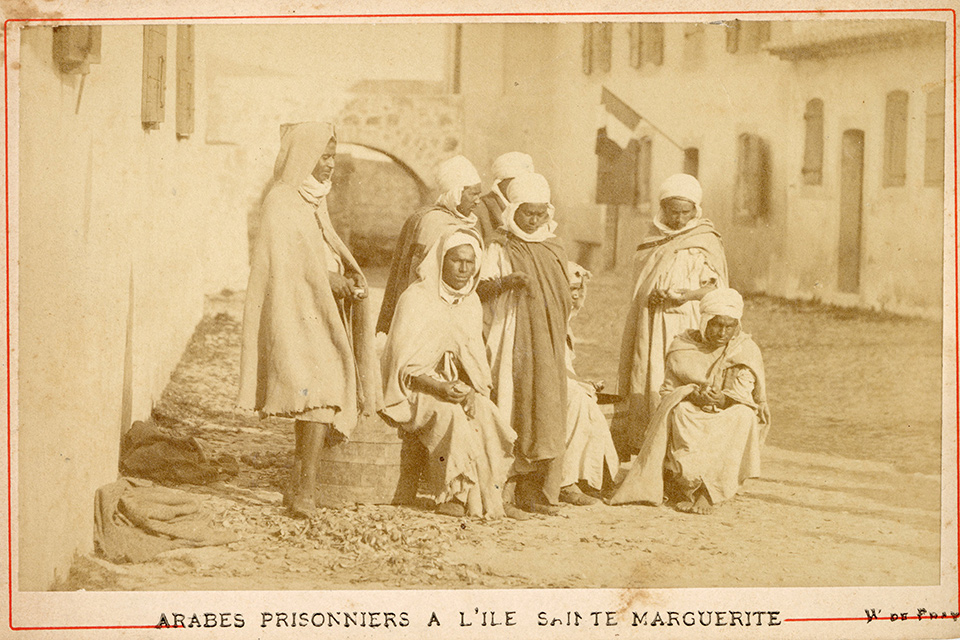 Jean Walburg de Bray (1839-1901) Arabes prisonniers à l’île Sainte-Marguerite, carte cabinet (tirage photographique d’époque sur papier albuminé, contrecollé sur carton), vers 1884. © Archives municipales de Cannes, 2Fi 3932 (don de Georges Ferretti, 2023)