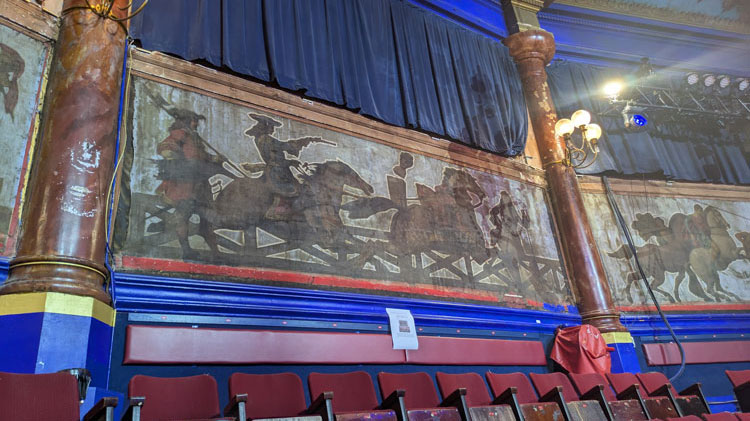 Cirque d'Hiver : vue des décors intérieurs conçus au XIXᵉ siècle par Jacques Ignace Hittorff