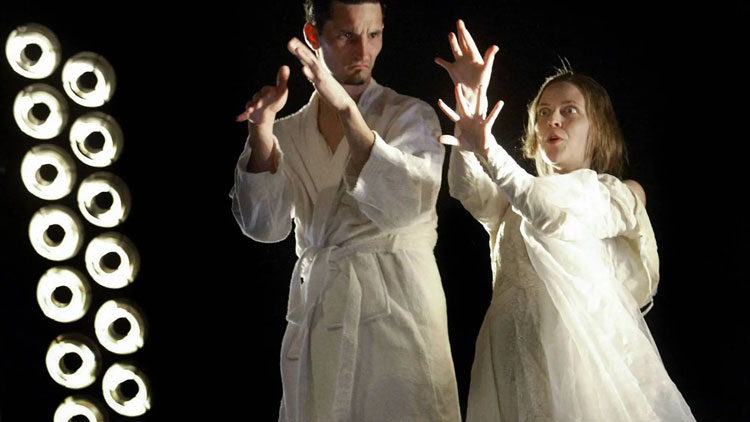Des acteurs de la compagnie française In Time jouent une pièce de théâtre "Sensitive room" en langue des signes, le 29 juin 2007 à Reims, lors du festival européen "Clin d'oeil", qui explore jusqu'au 01 juillet 2007 la "culture sourde" basée sur la langue.