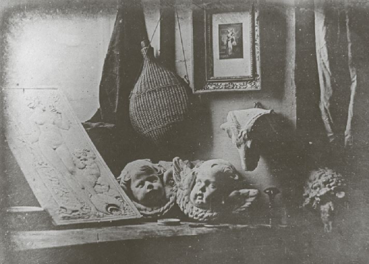 Photographie de Louis Daguerre, Intérieur d’un cabinet de curiosités, 1837, Collection Société française de photographie.